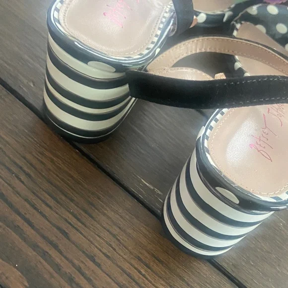 Betsey Johnson Black Polka Dot Floral Heels - Picture 4 of 9